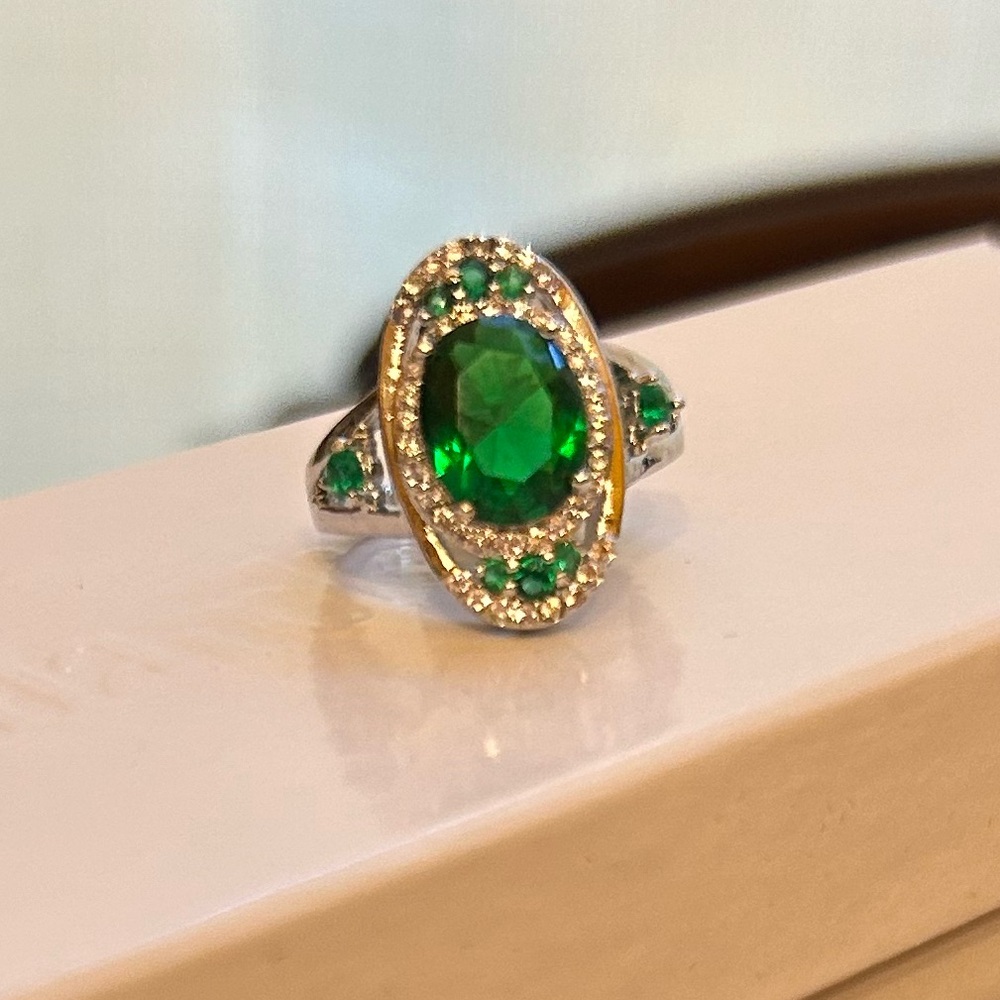 Vintage Size 6 Emerald Green CZ Gemstone Ring w/Diamond CZs & Silver Tone Band